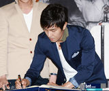 组图：韩国组合神话两人一组3地办签名会谢粉丝