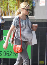 组图：泰莉莎挺大肚逛街 怀孕胃口好猛喝饮料