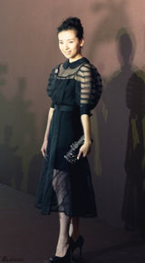 组图：董洁黑丝连衣裙亮相 时尚森女显优雅内质