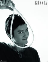 组图：冯绍峰半裸露背秀肌肉 拍大片宣传《鸿门宴》