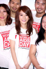 组图：Hebe亲切可爱热心公益 透露Ella赴美学英文