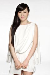 组图：李琳夏日写真曝光 梦幻白裙展熟女魅力