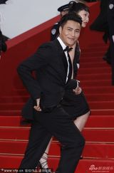 组图：戛纳开幕红毯众星争艳 深V爆乳透视美背