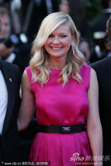 组图：邓斯特戛纳走秀紫红裙装简约亲切