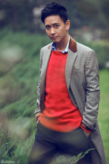 组图：谢君豪曝撞色写真 漫草扶伞演绎从容人生