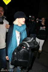 幻灯图集：克里斯蒂娜有惊无险 撞车后依旧购物