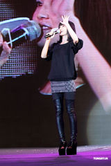 组图：阿Sa皮裤黑衣酷劲十足 献唱一首匆忙赶场吸金