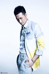 组图：何晟铭春意写真展儒雅绅士范儿