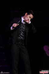 组图：萧敬腾开唱跳骑马舞曝童年照