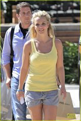 组图：布兰妮夏日穿大棉靴 露壮硕象腿