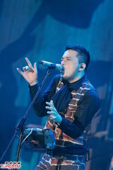 组图：黄耀明陈珊妮合唱 亲密揽抱毫不避忌