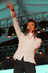 组图：李泉献唱爵士音乐节 全场合唱“在一起”