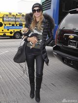 组图：希尔顿变黑色公主 踩铆钉靴抱爱犬出街