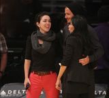 组图：贝克汉姆独观赛 欣赏辣妹热舞与美女合照