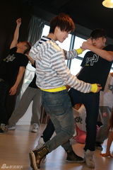 组图：李宇春武汉个唱彩排 与男舞伴牵手搂腰转圈