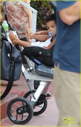 组图：碧昂斯清凉造型携女出街 Blue咬奶嘴卖萌