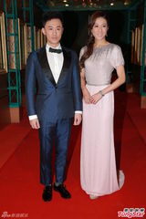 组图：港姐决赛钟嘉欣素雅长裙携手林峰亮相