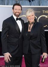 组图：休-杰克曼携老婆黛博拉恩爱亮相红毯