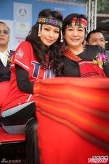 组图：徐若瑄携母亮相 装扮民族风