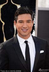 组图：85届奥斯卡红毯-主播马里奥笑容俊朗