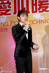 幻灯：邝美云陈志云参加晚宴 合唱筹善款七十余万