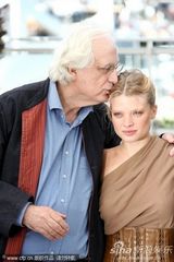 幻灯：《蒙彼利埃公主》记者会 导演轻吻女主演香肩