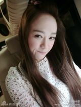 组图：陈乔恩微博九连拍 挤眼嘟嘴卖萌可爱