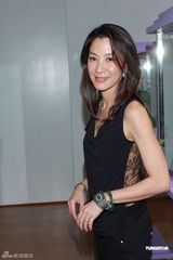 组图：杨紫琼戴天价珠宝 当交通安全大使反对酒驾 