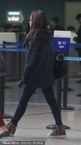组图：赵薇机场扮米奇卖萌 助理一字排开如大佬