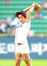 组图：韩女星李宥菲昭宥甜美为棒球赛开球