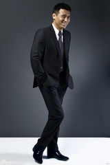 组图：李乃文黑色幽默玩转绅士西装