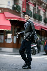 组图：冯绍峰巴黎街头写真 硬朗帅气展男人魅力