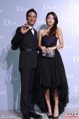 高清图：全智贤抹胸裙女神范 与任达华热情拥抱