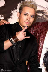 《混混天团》首映 众姝竞艳立威廉秀腹肌(组图)