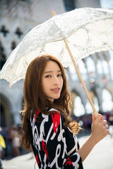 组图：张俪异国广场放鸽 享受阳光笑厣如花