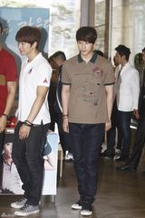高清组图：韩团2PM全员休闲装亮相粉丝签名会