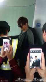 组图：李敏镐抵京备战春晚 引发机场拍照狂潮