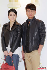 组图：f(x)队长宋茜柔美亮相　抹胸装性感可人