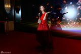 组图：微博之夜红毯 张萌红裙露背性感妩媚