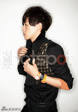 幻灯图集：郑元畅帅气登封面 腕表不只戴一只