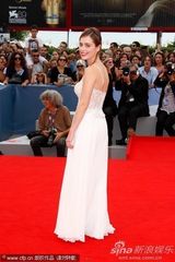组图：女星海达斯吊带白裙走红毯身材凹凸有致