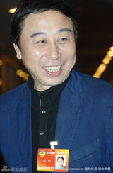 幻灯图：冯巩政协会议积极参与小组讨论 表情逗趣