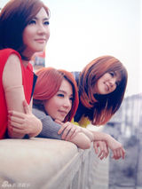 组图：SHE专辑内页曝光 纯白礼服舞姿妖娆