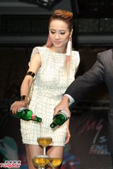 组图：蔡依林未攻蛋先受惊 舞台垮塌当众尖叫