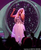 组图：麻辣鸡个唱粉丝强行上台 与保镖激烈扭打