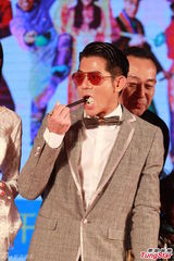 组图：《村晚》群星包饺子 郭富城秀舞技