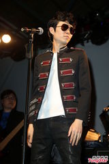 组图：方大同来台开唱黑超耍酷 陶晶莹亮相助阵