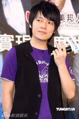 幻灯图：五月天出席代言活动现场挥汗如雨 