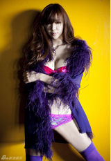 高清组图：周韦彤性感爆乳写真集攻占男性市场