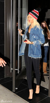 组图：蕾哈娜牛仔装扮现身酒店 红白黑帽子抢眼